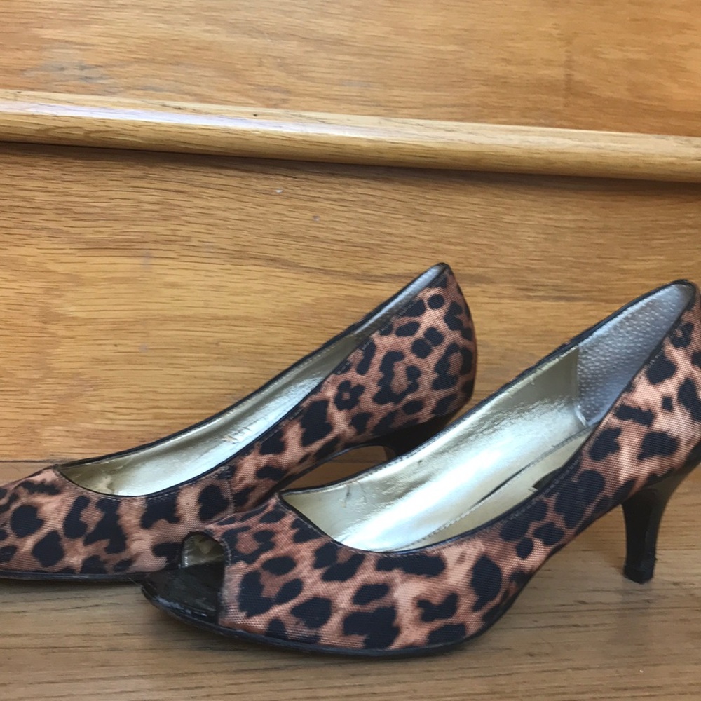 Bandolino cheetah heels